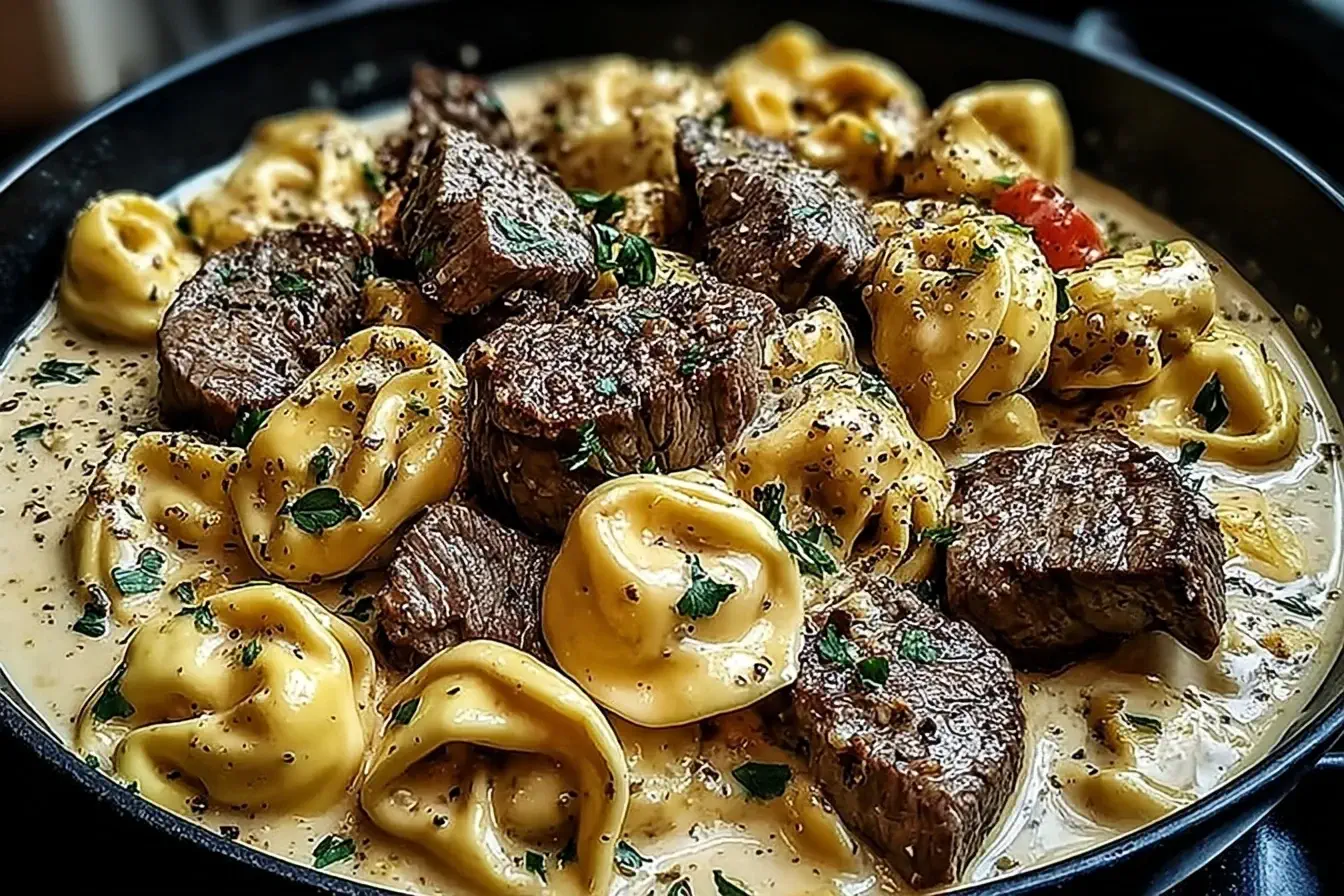 Creamy Garlic Steak Tortellini with tender seared steak bites and cheese-filled pasta in a rich garlic cream sauce.